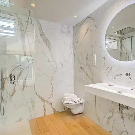 Villa Artful Loft Retreat - Terrace, Parking - Happy *